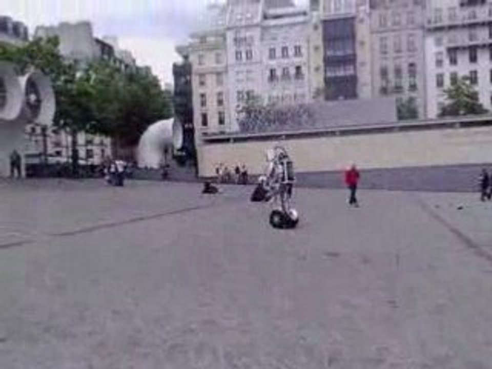 Performance artistique - EARTHMAN in Paris - centre Pompidou