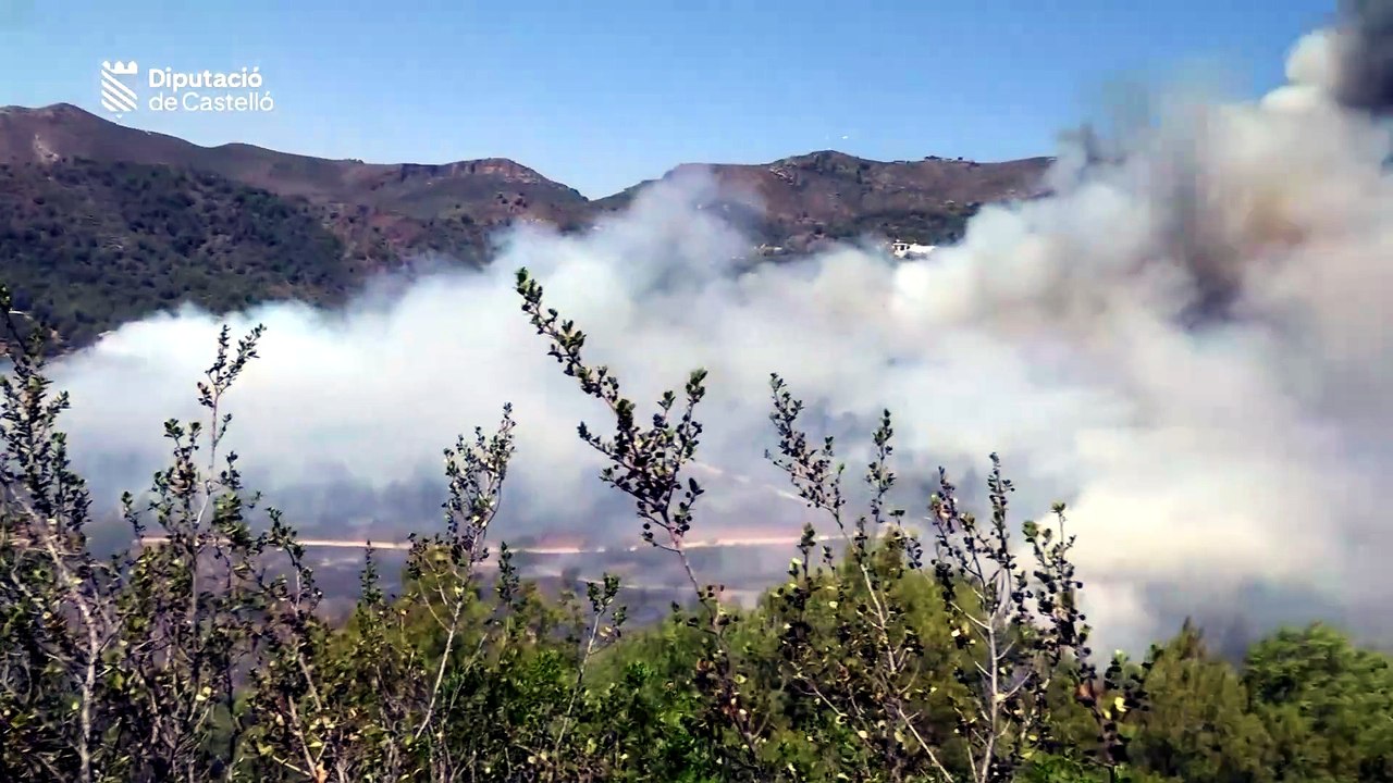 Más de 300 efectivos y 14 medios aéreos trabajan en la extinción del incendio de la Vall d'Uixò