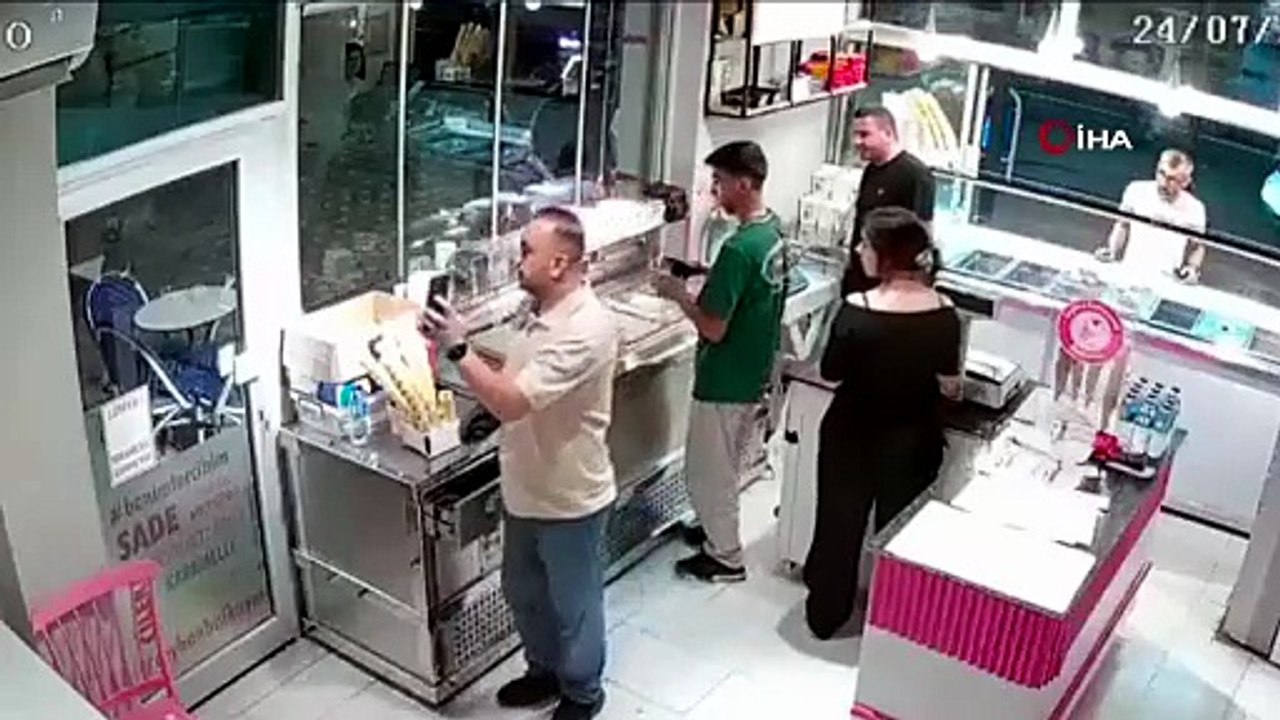 Dondurmacıdaki dehşete düşüren görüntüler ortaya çıktı! Önce cep telefonundaki kişiye el salladı, sonra tabancayla öldürdü