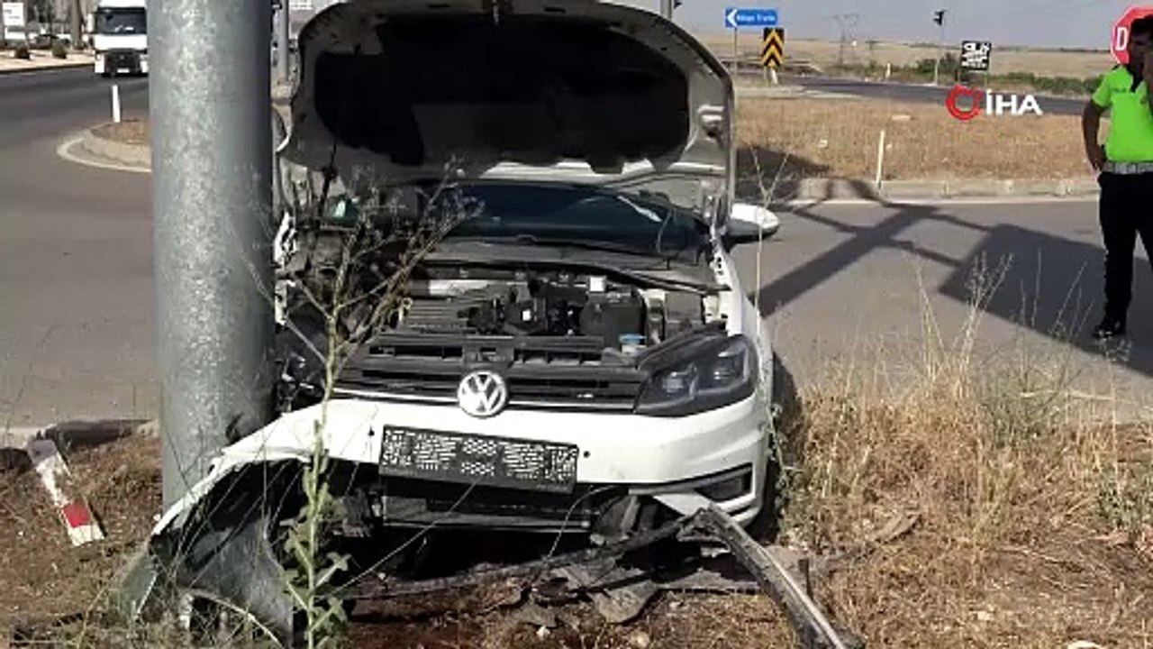 Otomobil yön tabelasına çarptı: 2 yaralı