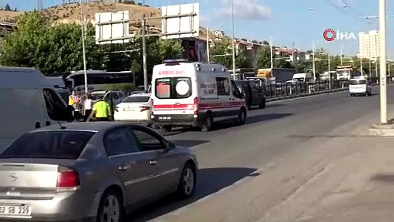 6 aracın karıştığı zincirleme kazada 4 kişi yaralandı
