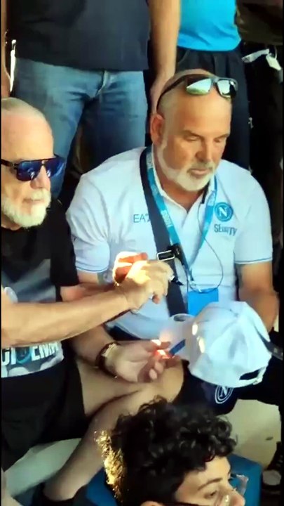 De Laurentiis, la maglia è geniale: ADL si presenta così in tribuna a Dimaro