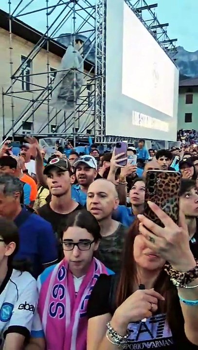 I tifosi azzurri ballano e cantano sulle note di Clementino: che spettacolo a Dimaro!