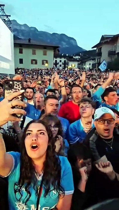 Napoli torna campione! I tifosi spingono gli azzurri prima della presentazione