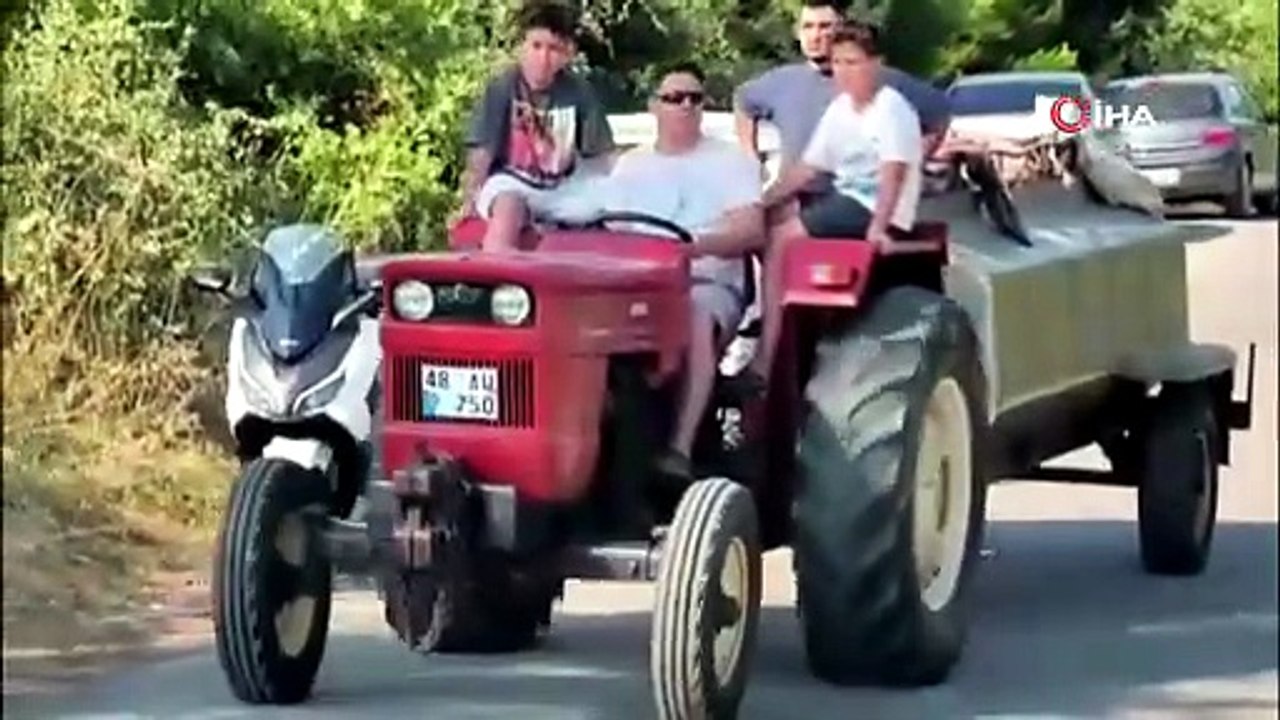 Menteşe'de traktörünü ve su tankerini alan yangına koştu