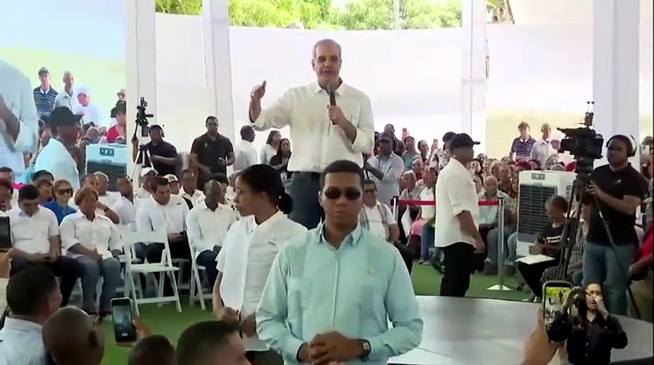 Presidente Abinader entrega 1,000 títulos de propiedad que garantizan seguridad jurídica a más de 4 mil personas