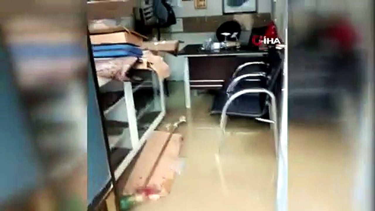 Sel sularına kapılan iş makinesi dereye devrildi