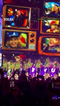 Xuxa leva Paquitas ao palco para dançar ‘Fada Madrinha’ em show em São Paulo