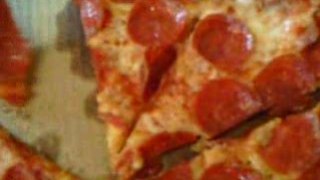Pizzawars.net pizza review of Dominos Gotham City Pizza