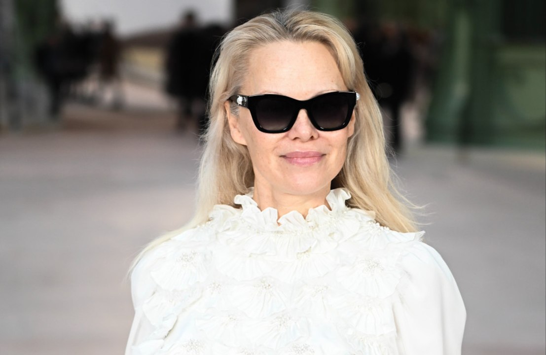 Pamela Anderson cree que la riqueza puede generar una sensación de ‘vacío’