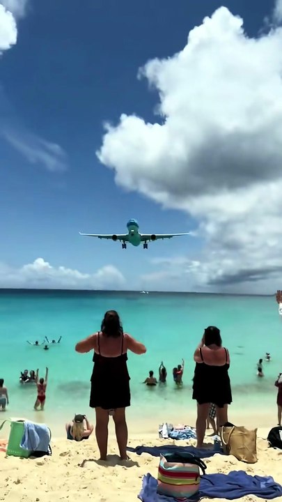 Plane Flies Incredibly Low Over the Beach ✈️😲