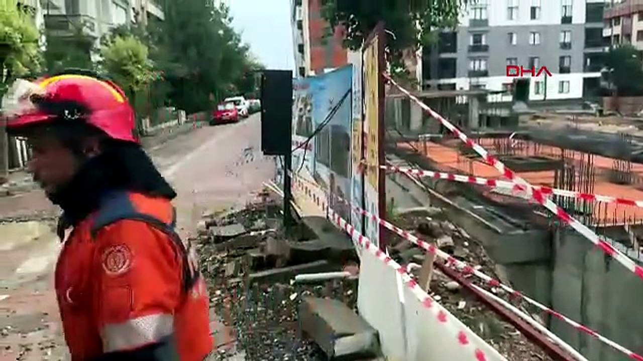 İstanbul'da sağanak sonrası korkutan manzara: Sokak trafiğe kapatıldı