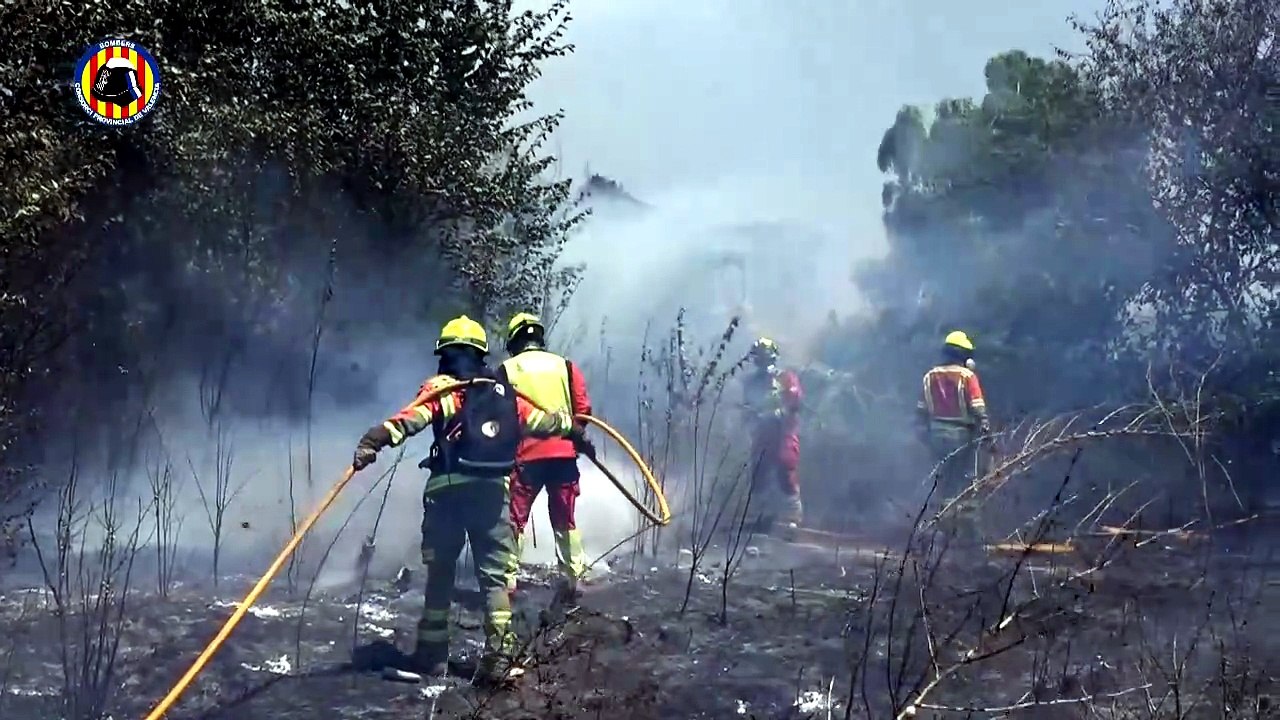 Bomberos y medios aéreos trabajan en el incendio declarado en Manises en el que un hombre ha fallecido