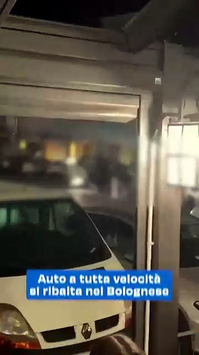 Auto a tutta velocità si ribalta nel Bolognese