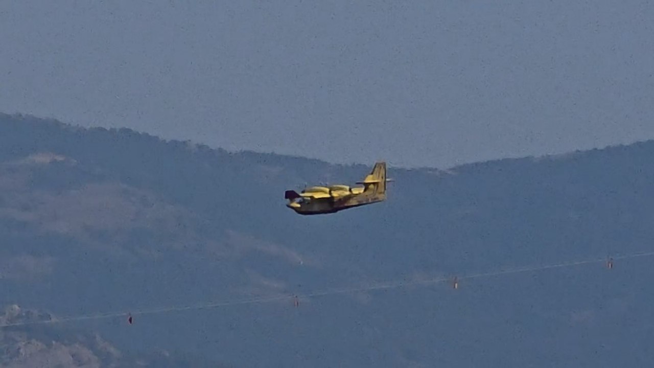 Cinco hidroaviones amerizan en el pantano de Valmayor para coger agua y combatir el fuego de Madrid