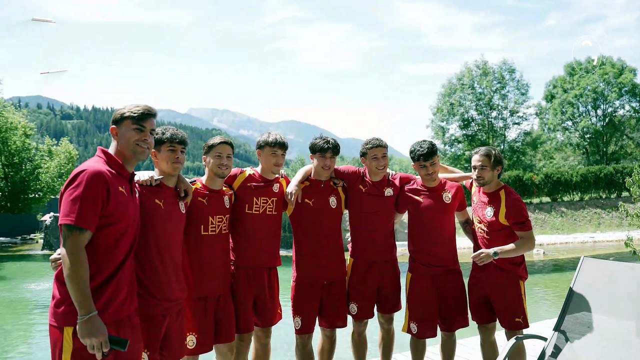 Abdülkerim Bardakcı, Galatasaray'ın genç oyuncularının saçlarını kesti