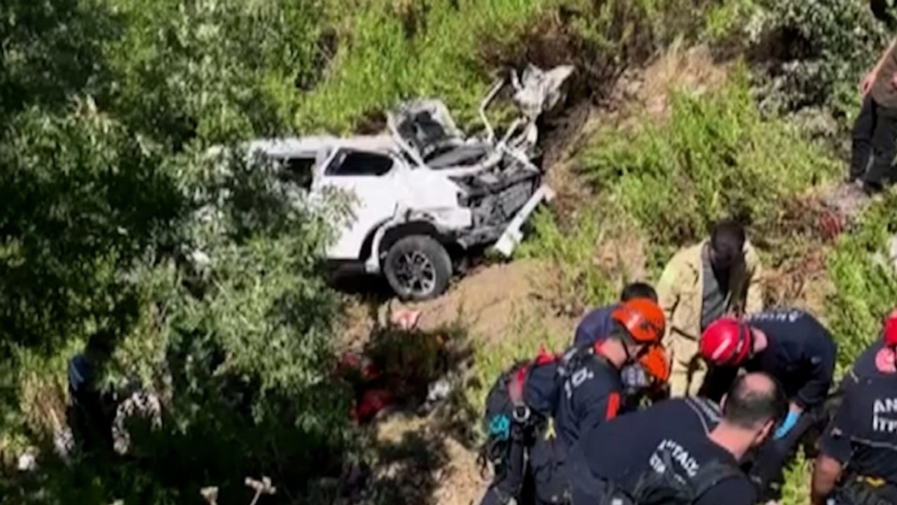 Antalya'da otomobil uçuruma yuvarlandı