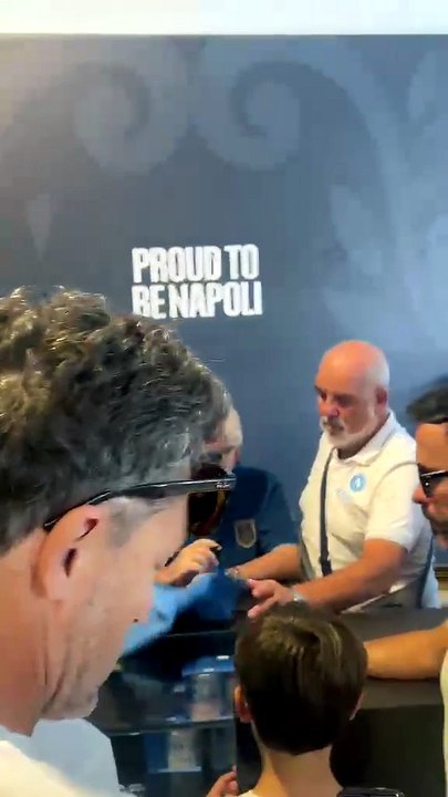 De Laurentiis, visita allo store del Napoli per firmare autografi ai tifosi VIDEO