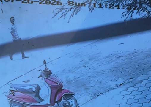 दिनदहाड़े 1 करोड़ की ज्वेलरी से भरा बैग पार, CCTV में कैद हुआ बदमाश
