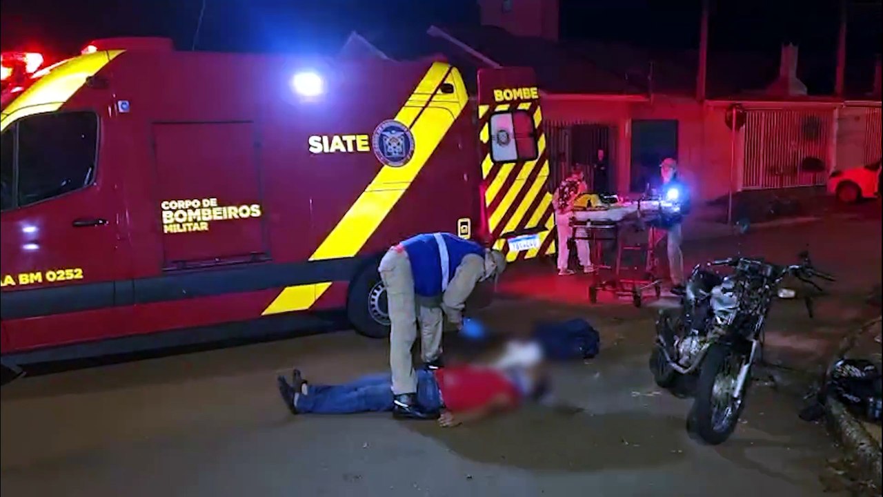Motociclista cai de moto sozinho e é socorrido com fratura na clavícula