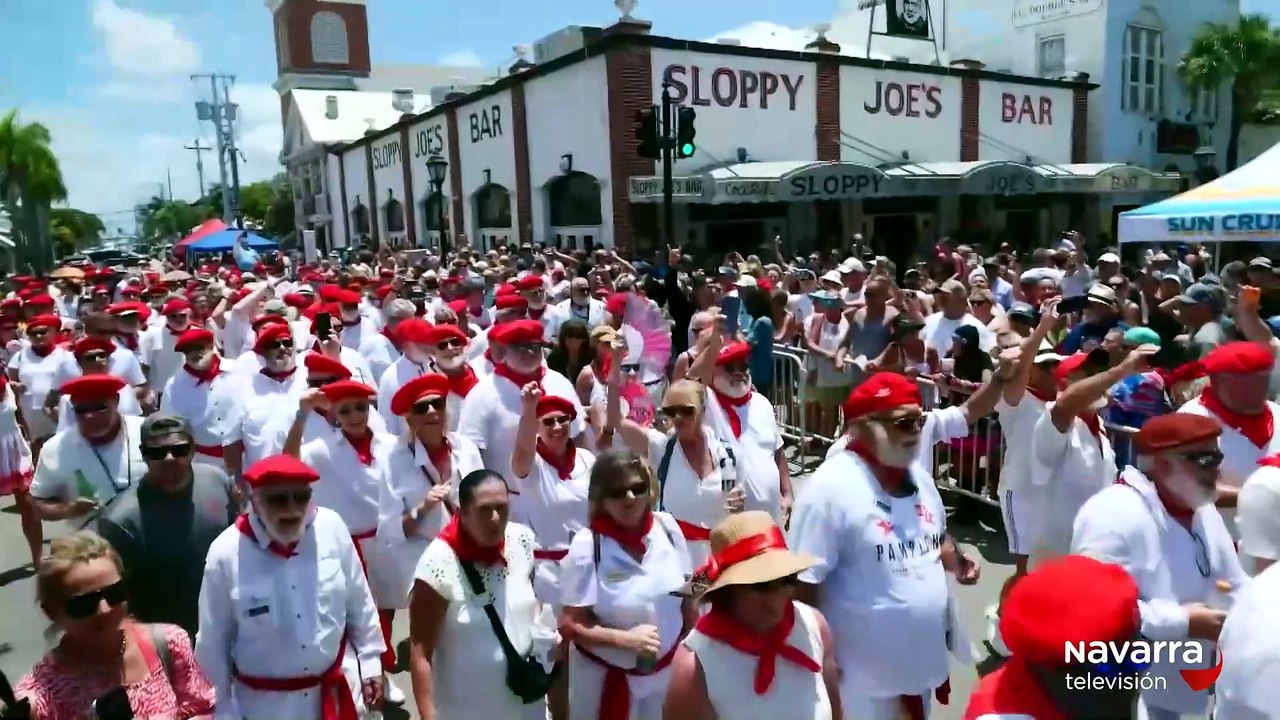 Dobles de Ernest Hemingway parodian el encierro de Pamplona