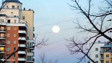 高層ビルから見る満月