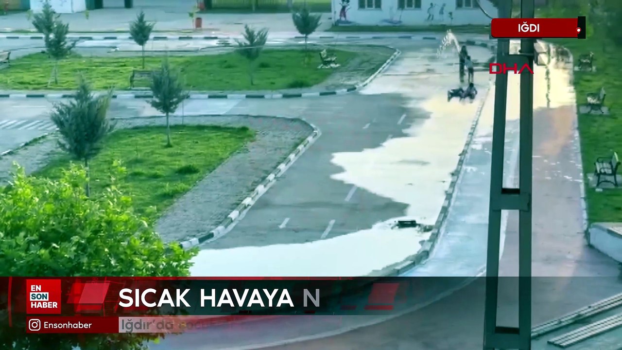 Iğdır’da çocuklar hortumdan akan suyla oynayıp serinledi