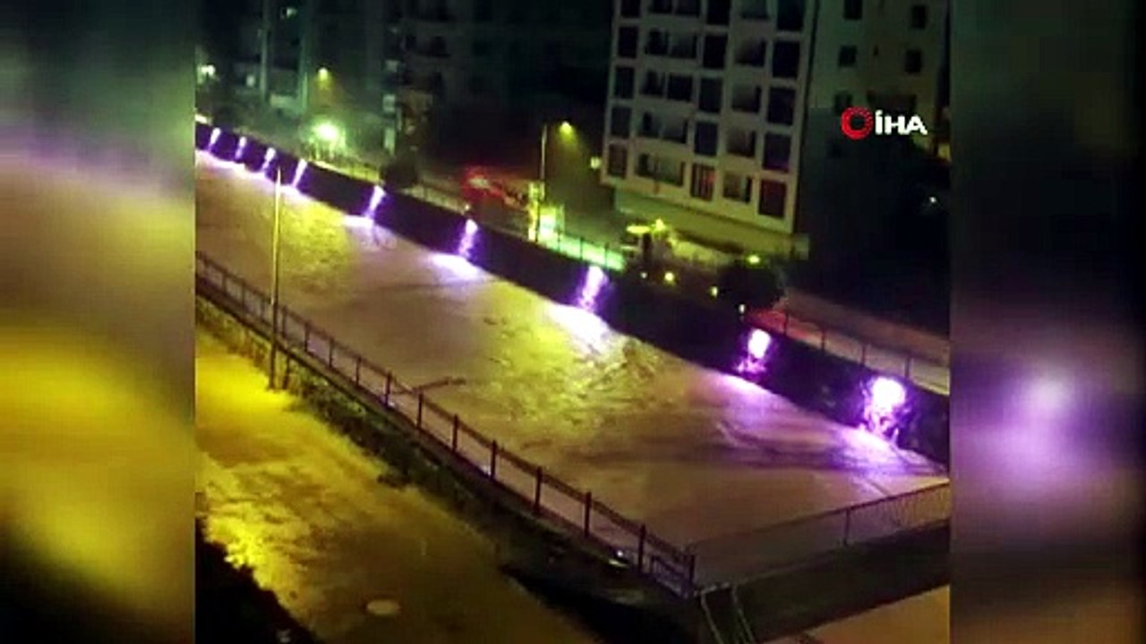 Kastamonu’da selin geliş anı cep telefonu kamerasına yansıdı