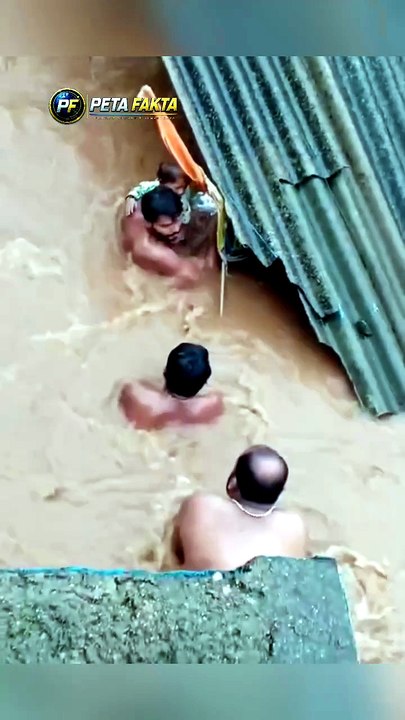 Banjir Maut Gujarat! Pemuda Pertaruhkan Nyawa Demi Selamatkan Seorang Anak
