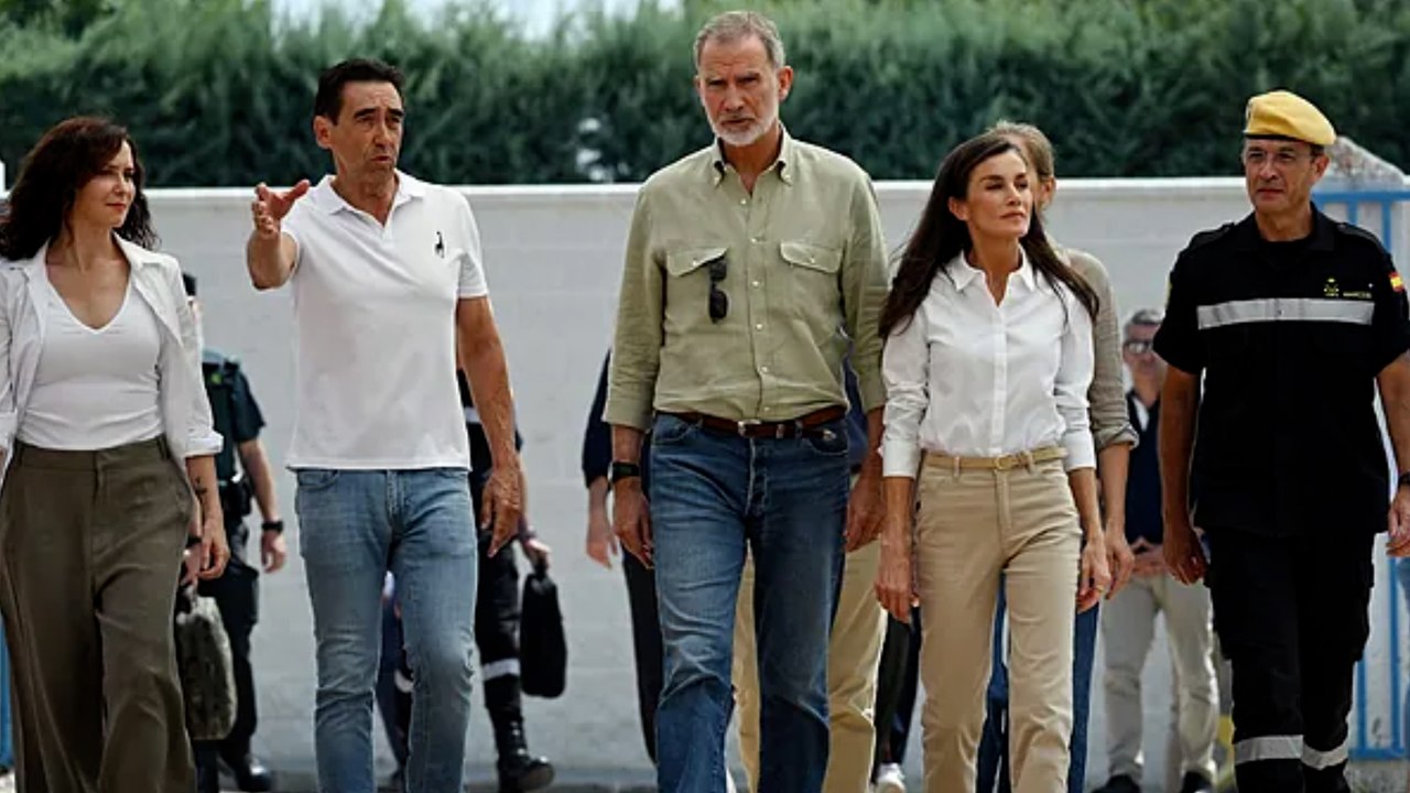 Los Reyes visitan a evacuados de los incendios: "La coordinación está siendo ejemplar"