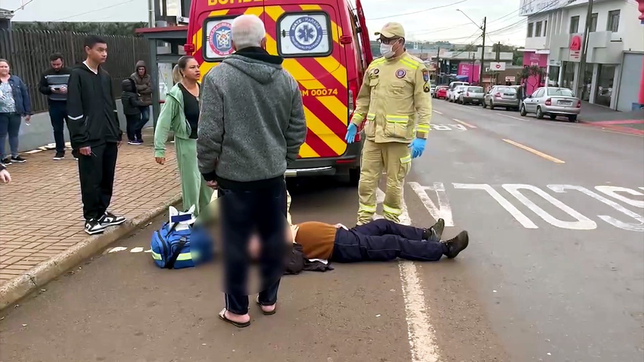 Idoso é atropelado e carro bate em veículo estacionado em Cascavel