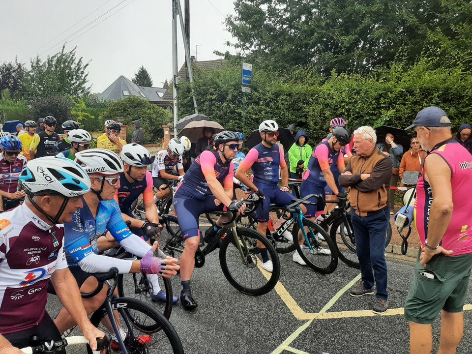 Une semaine après le drame, les coureurs cyclistes rendent hommage à Martine Renaux