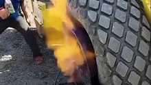 ¿Por qué de verdad funciona prenderle fuego a una llanta?