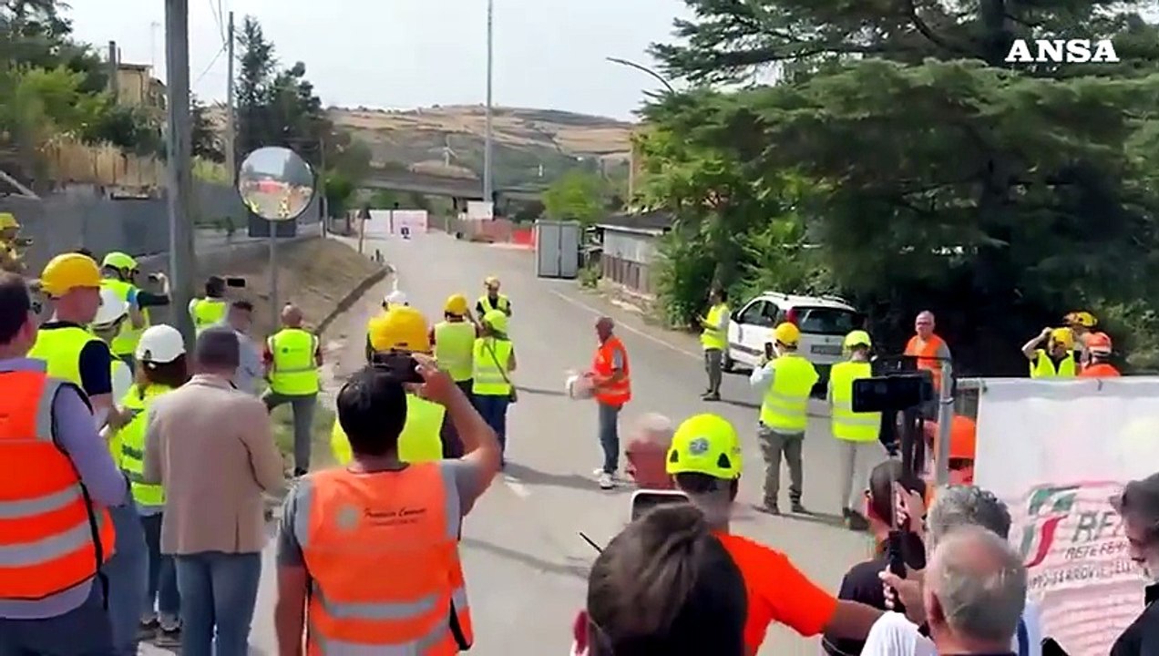 Potenza, abbattuta la campata centrale del viadotto Tiera