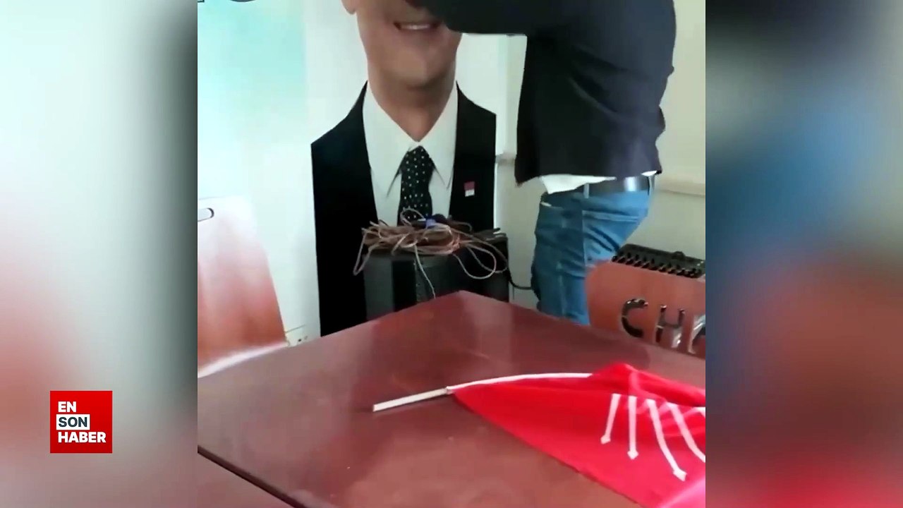 CHP'nin yeni Düzce İl Başkanı, binaya girmek için kapıyı kırmak zorunda kaldı