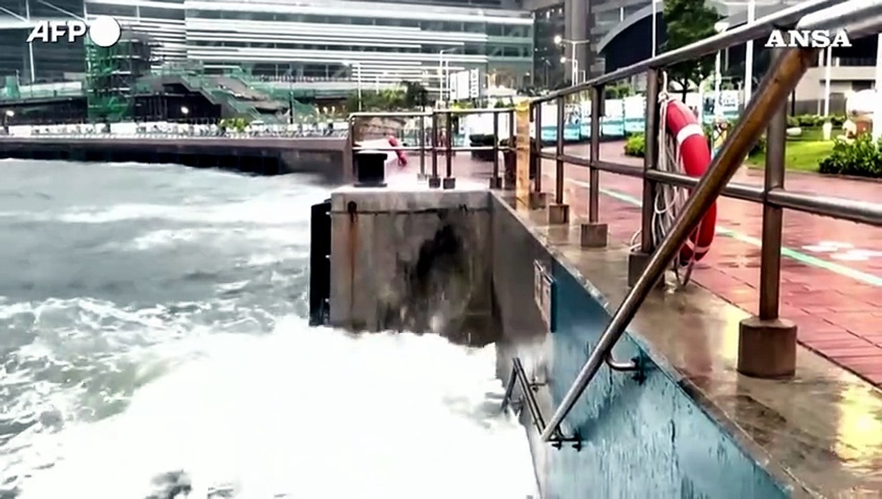 Il tifone Noul tocca terra, colpita anche Hong Kong