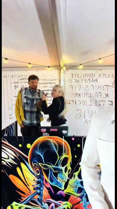Ofelija and Miroslavas sing