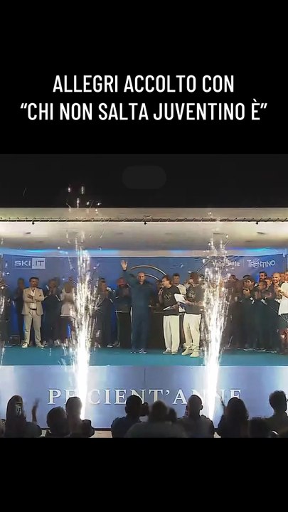 I tifosi del Napoli accolgono Allegri con "Chi non salta juventino è"