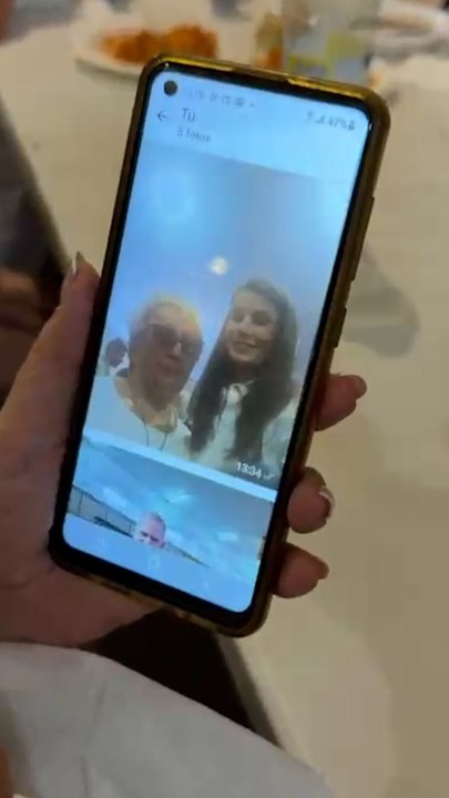La emoción de un evacuada tras hacerse un selfie con la Reina
