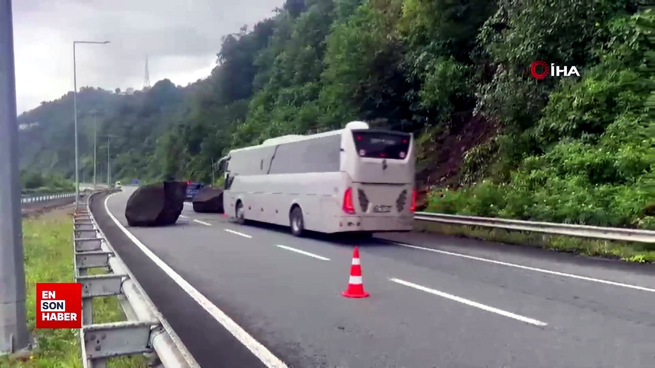 Rize’de yamaçtan kopan dev kayalar Karadeniz Sahil Yolu’na düştü