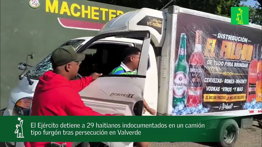 El Ejército detiene a 29 haitianos indocumentados en un camión tipo furgón tras persecución en Valverde