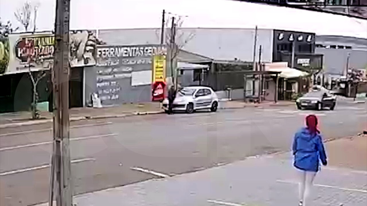 Nasceu de novo: Vídeo mostra motorista embriagada atropelando idoso e atingindo traseira de carro