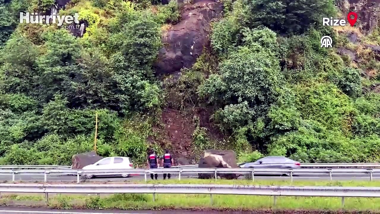Rize'de yamaçtan kopan kaya parçaları Karadeniz Sahil Yolu'na düştü