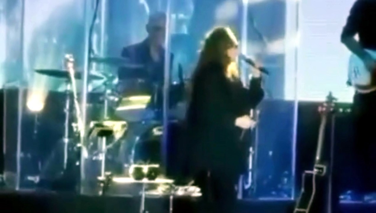 ASSISTA: Ana Carolina se irrita, xinga equipe e interrompe show na Bahia