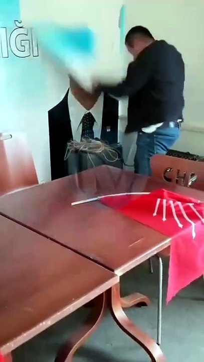 CHP Düzce İl Başkanlığı'nda kapı krizi! Yeni başkan kilitleri kırarak içeri girdi!