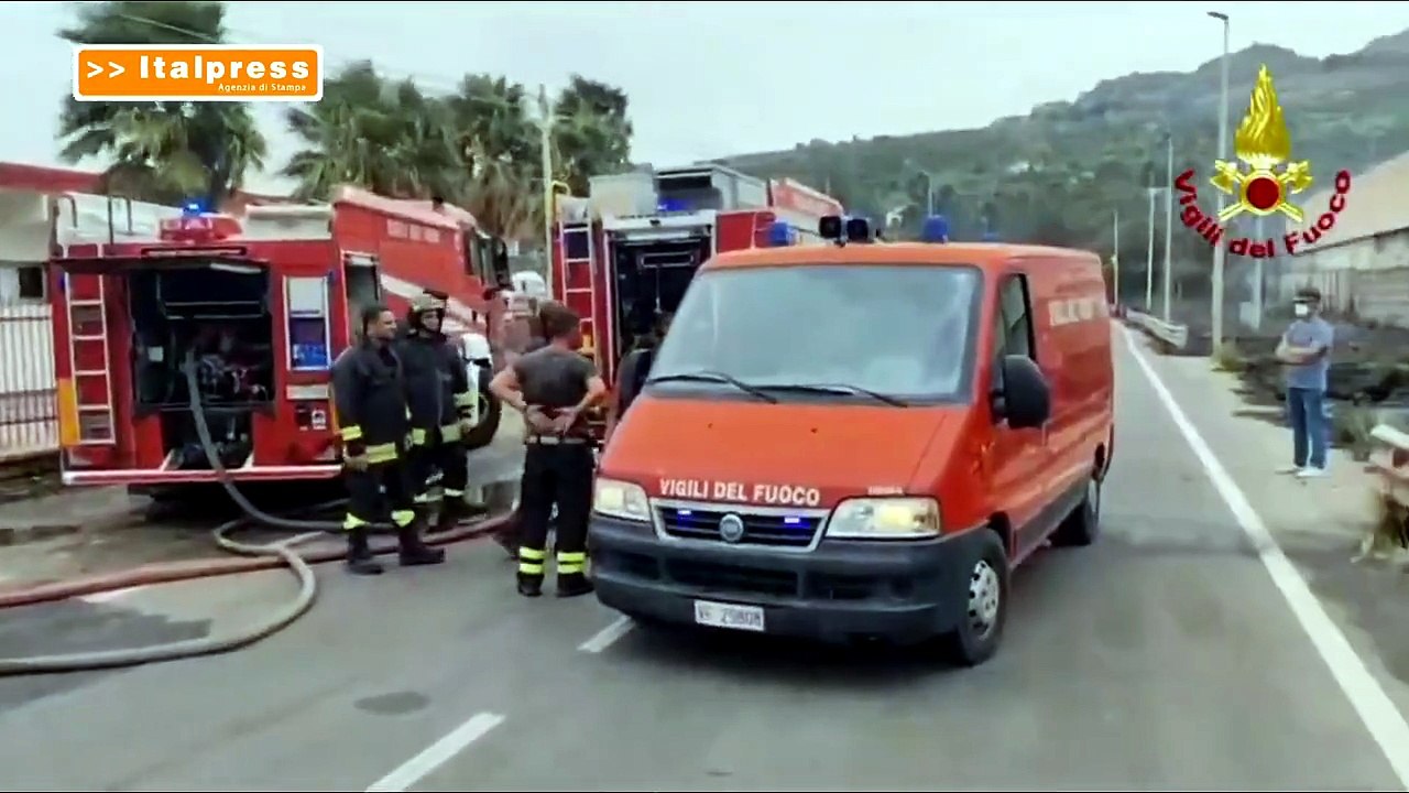 Termini Imerese, incendio nella zona industriale