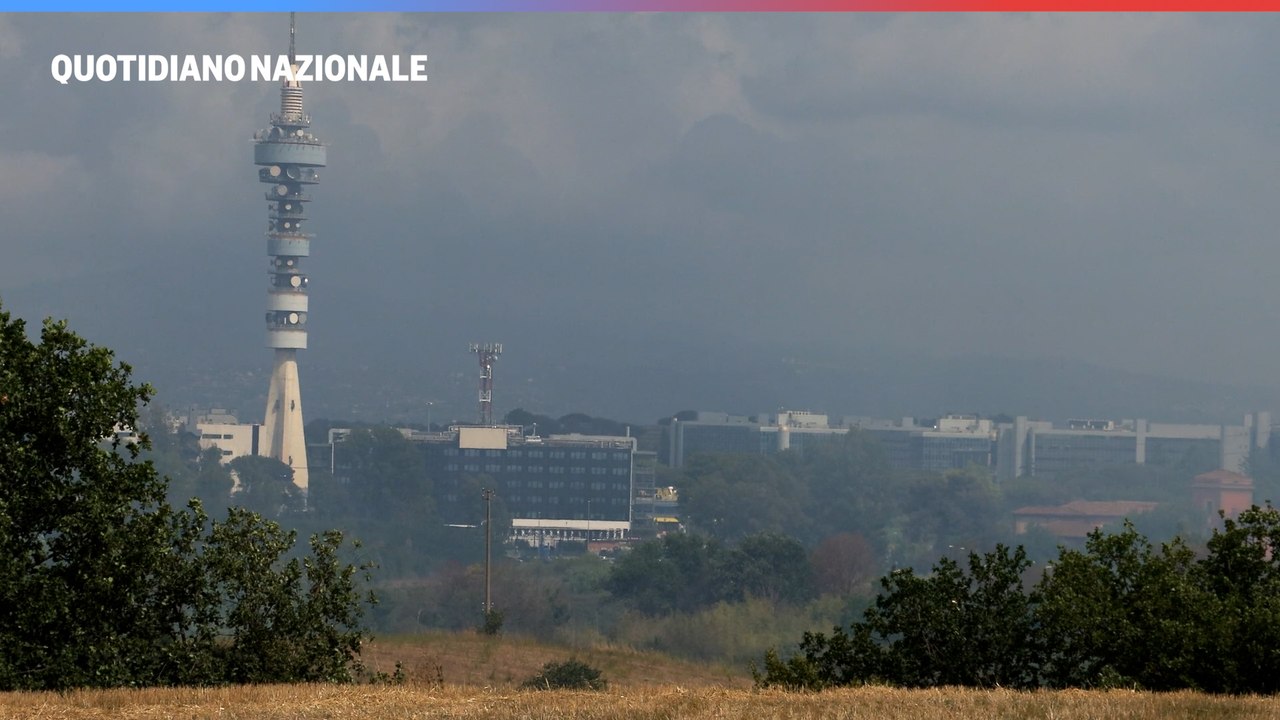 Roma, incendio zona Laurentina a ridosso del GRA: elicotteri in volo