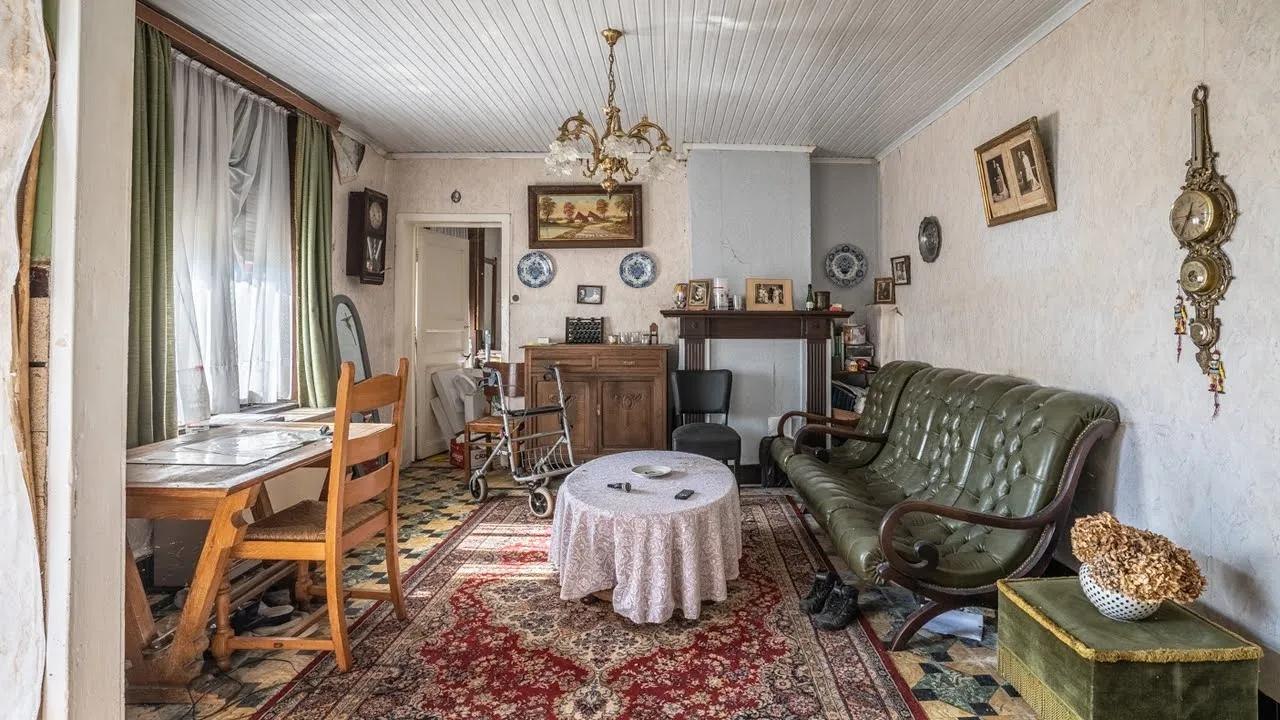 La electricidad todavía funciona en una rústica casa de campo abandonada en Bélgica