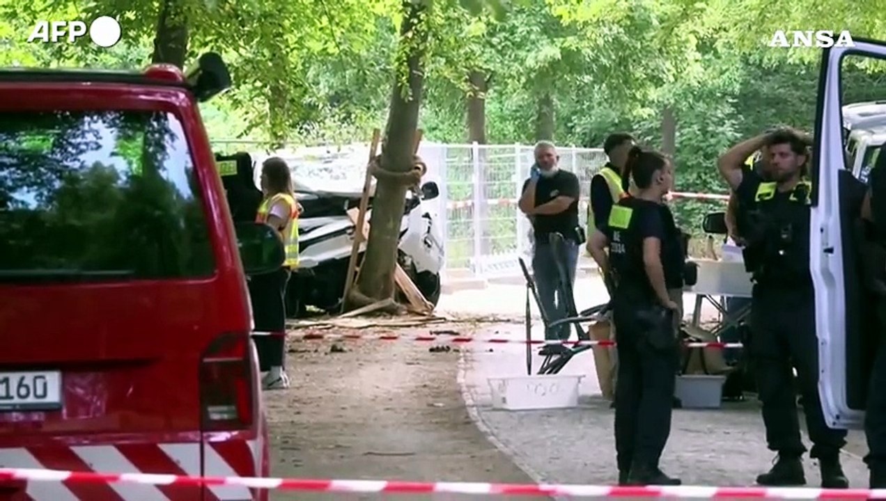 Attacco al Pride di Berlino, il minivan semi-distrutto e i rilievi della Polizia