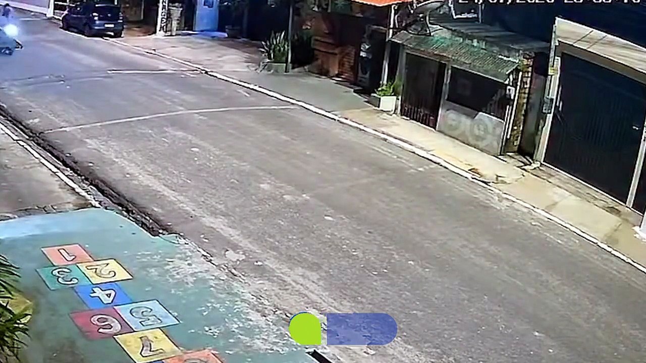 Jovem morre após tentar "surfar" em moto